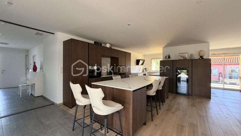 GRANDE MAISON DE PLAIN PIED AVEC GARAGE PISCINE ET DÉPENDANCE