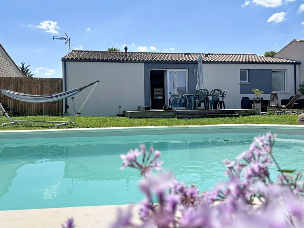 Maison de plain-pied 2015 - 3 chambres - Piscine - Garage - Quartier résidentiel - Centre village