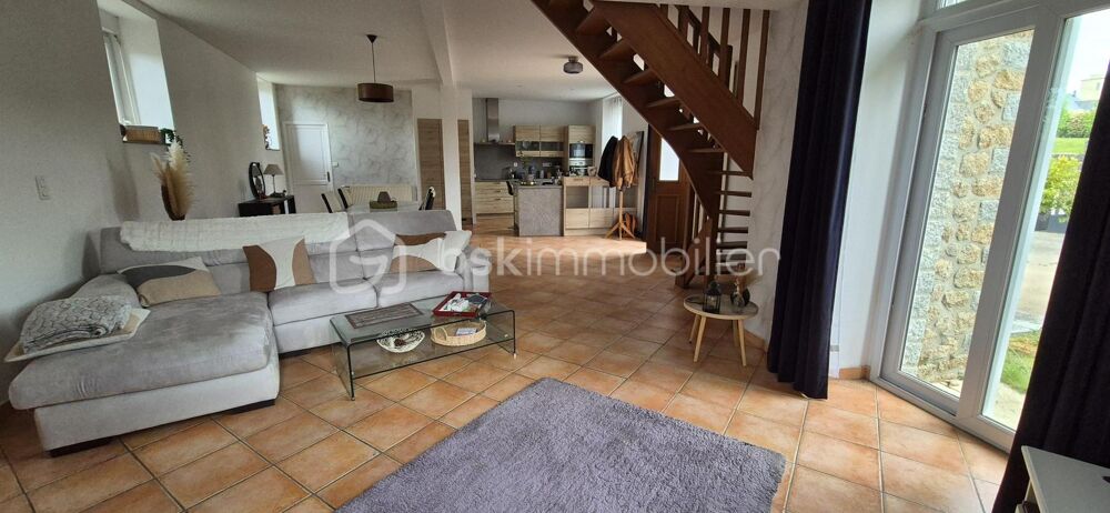 Maison familiale en pierre 161m2 avec 5 chambres, jardin arboré et vie tout à pied à Javené