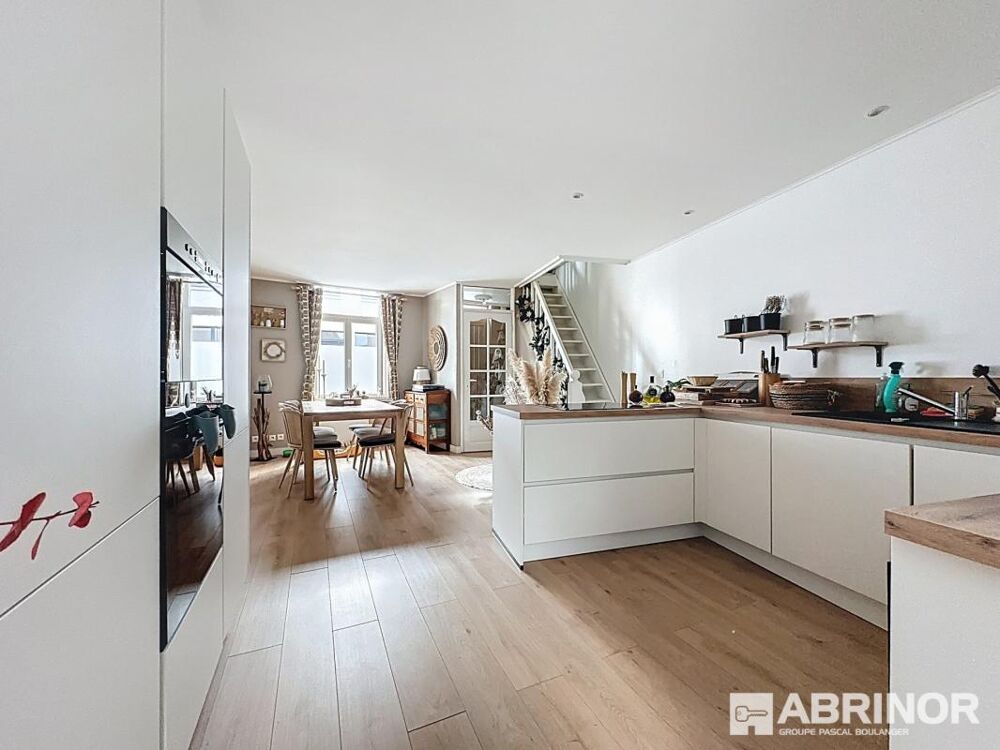 Idéalement située en hyper centre, cette adorable maison flamande ne ressemble à aucune autre et cest ce qui fait tout son cha