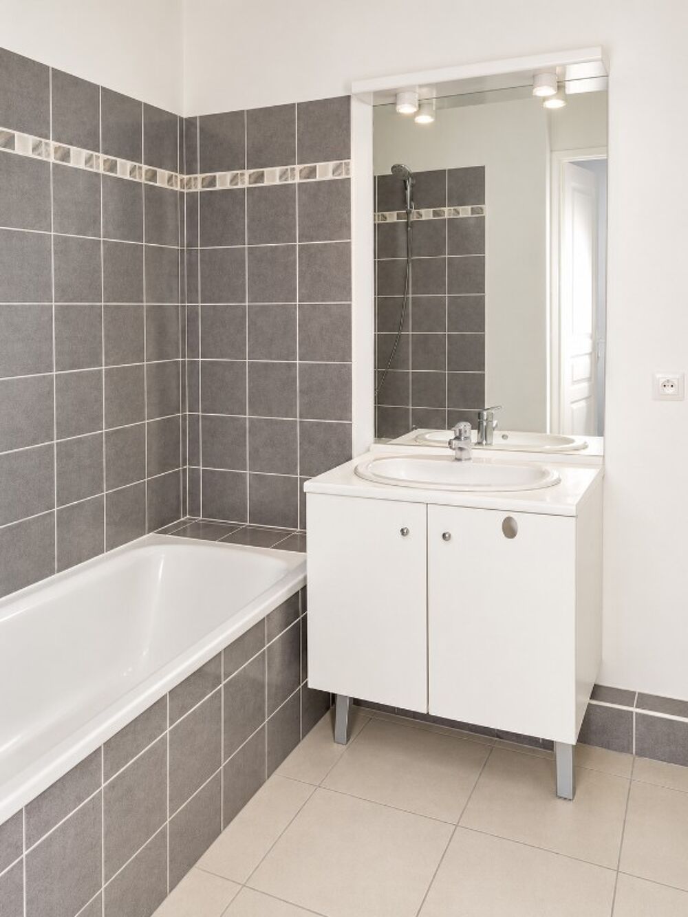 Location Appartement T2 avec terrasse et parking à LA SEYNE SUR MER La seyne sur mer