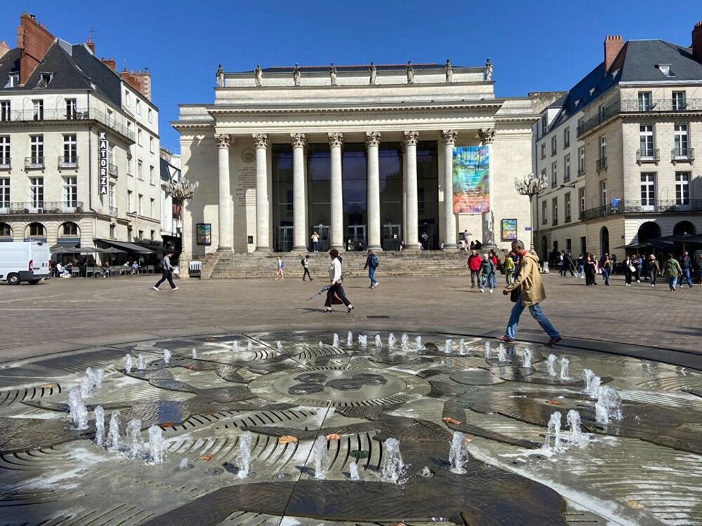   44000 NANTES - BUREAUX LIBRES 80 M²,  QUARTIER  GRASLIN Nantes