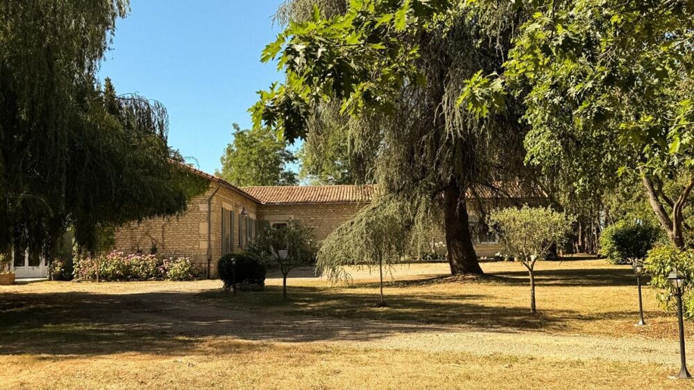 Longère rénovée avec piscine à 15km de Poitiers