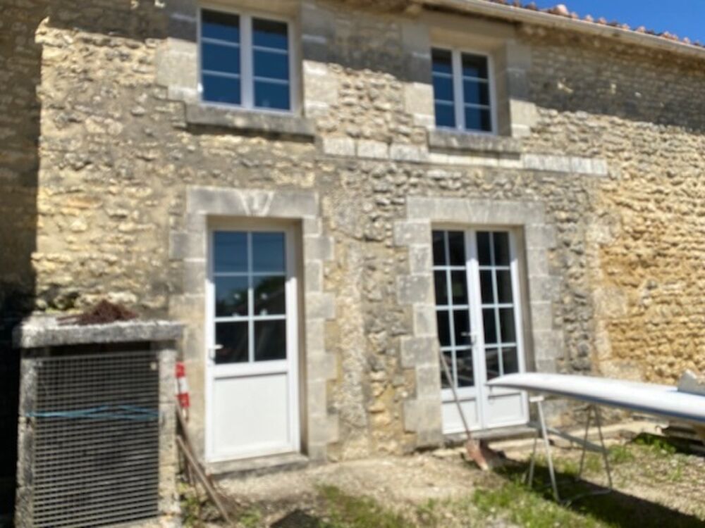 Corps dancienne ferme, en pierres, de 350 m2, à aménager, avec maisonnette attenante prête à habiter