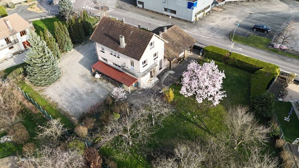 Maison familiale sur 2 000 m² de terrain  Idéale artisan, maçon, charpentier ou entrepreneur, à deux pas de Lons-le-Saunier