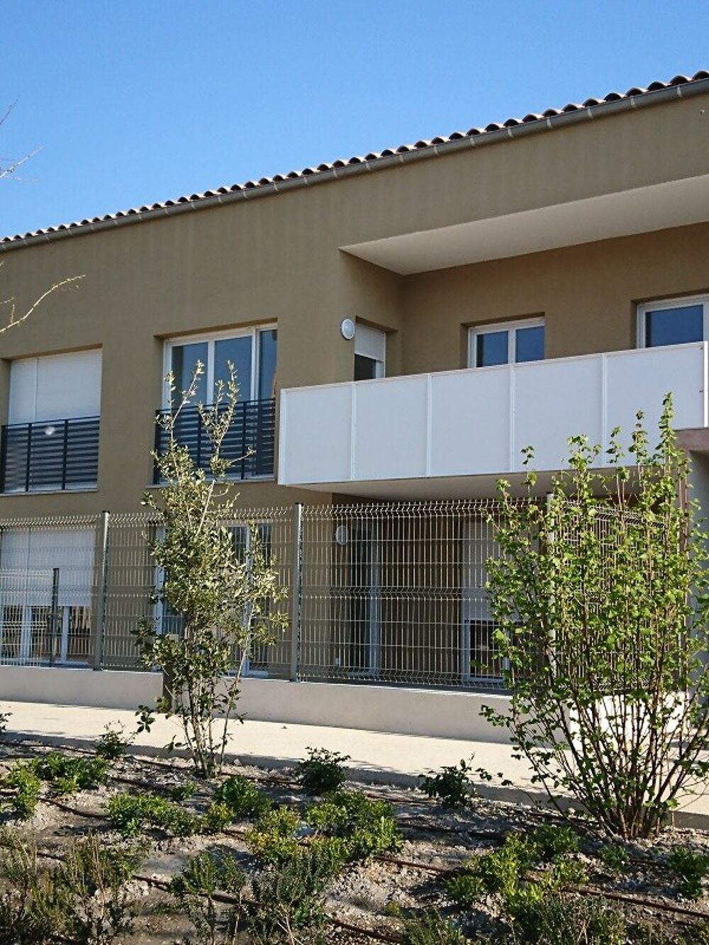 Location Duplex/Triplex T3 en duplex avec deux parkings et balcon à ISLE SUR LA SORGUE L isle sur la sorgue
