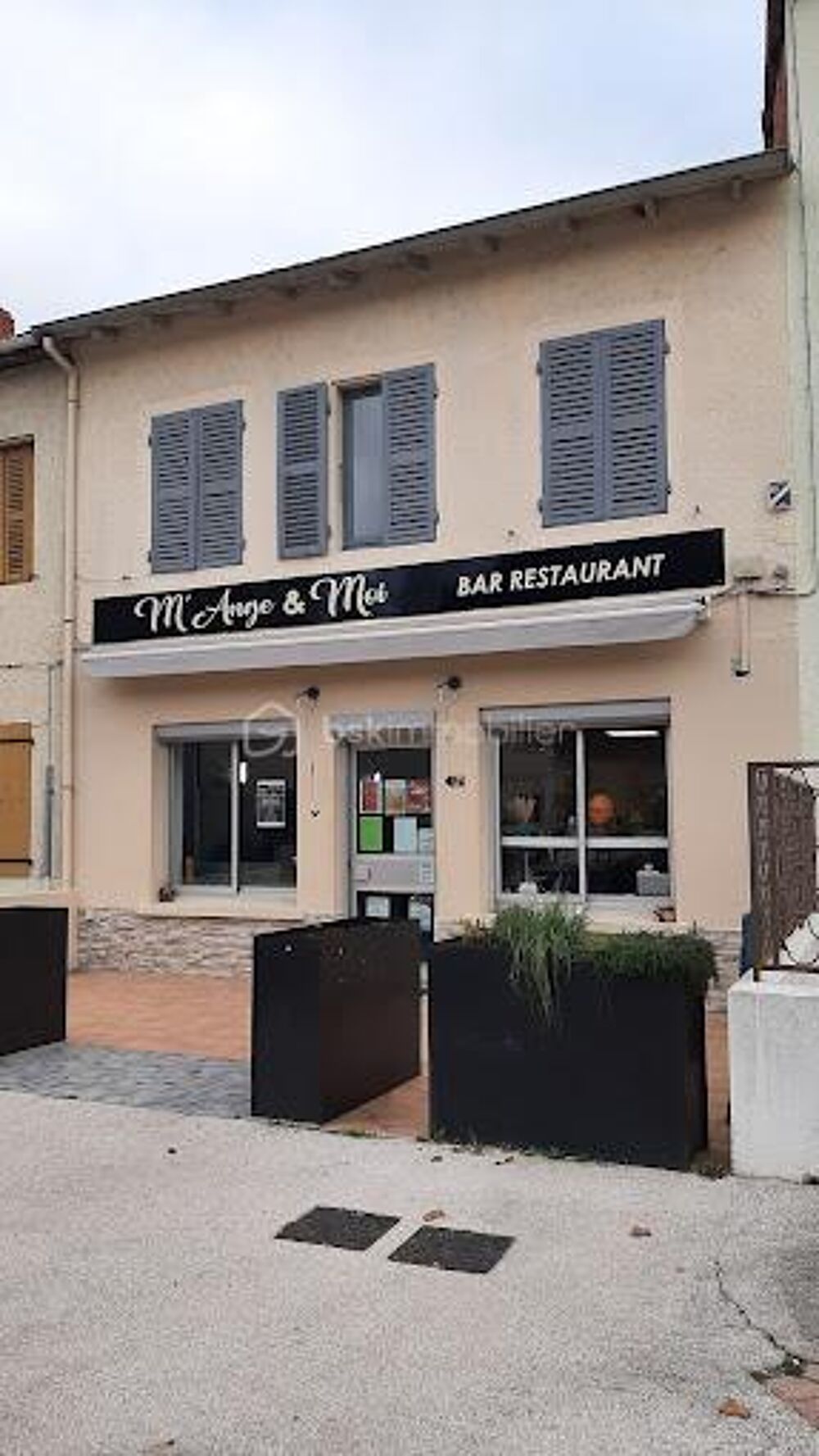   Noailly, aux portes de Roanne, Fond de commerce Bar Restaurant avec logement 