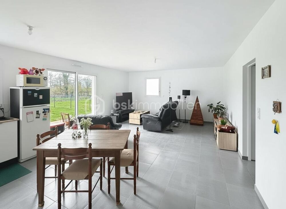 Maison de plain-pied construite en 2024, développant environ 70 m² habitables, édifiée sur une parcelle de 350 m² entièrement cl