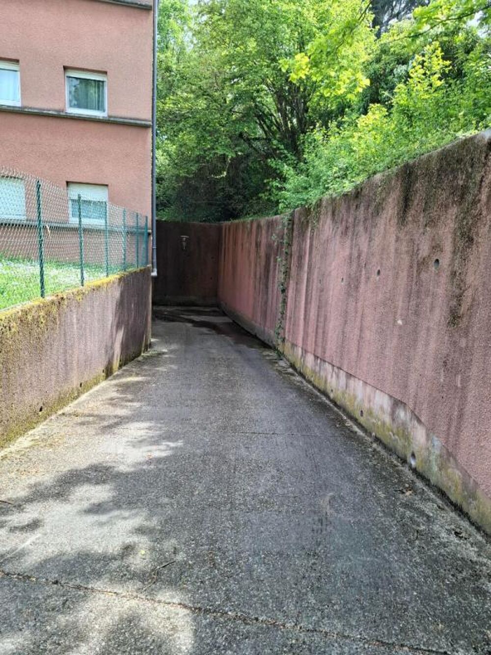 Location Parking/Garage Garage à louer 33.20  CC à Champagne-au-Mont-d'Or Champagne au mont d or