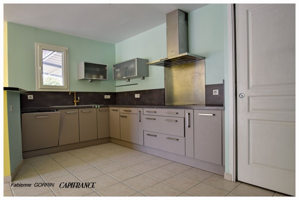 Maison à vendre 5 pièces (17) Plain pied, trois chambres, terrain clos, panneaux photovoltaïques, Abris de jardin et abris à vé