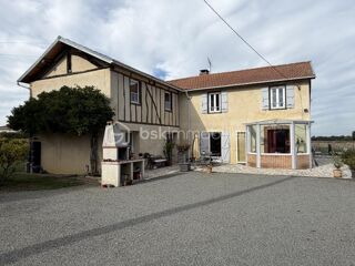Vente Propriété/Château Maison de campagne implantée sur un terrain de 6000 mètres avec piscine, garage et poulailler et un appartement T3 Laas