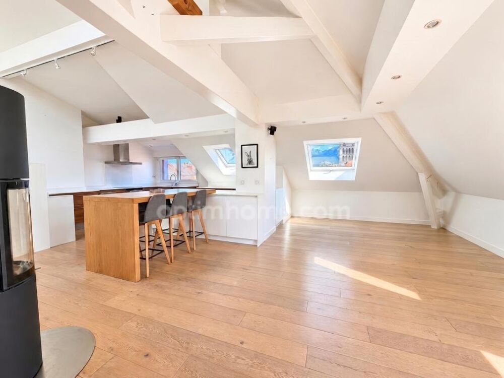 ANNECY CENTRE  APPARTEMENT DEXCEPTION AVEC VUE SUR LES TOITS ET LES MONTAGNES