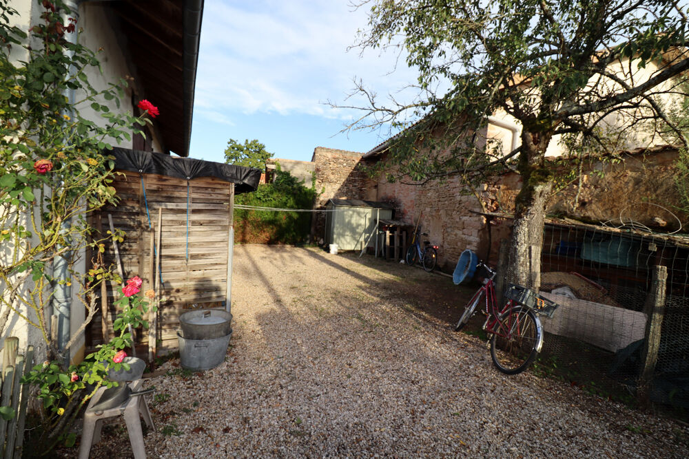 Proche de CUISERY (71) Maison de village en pierre rénovée avec dépendances