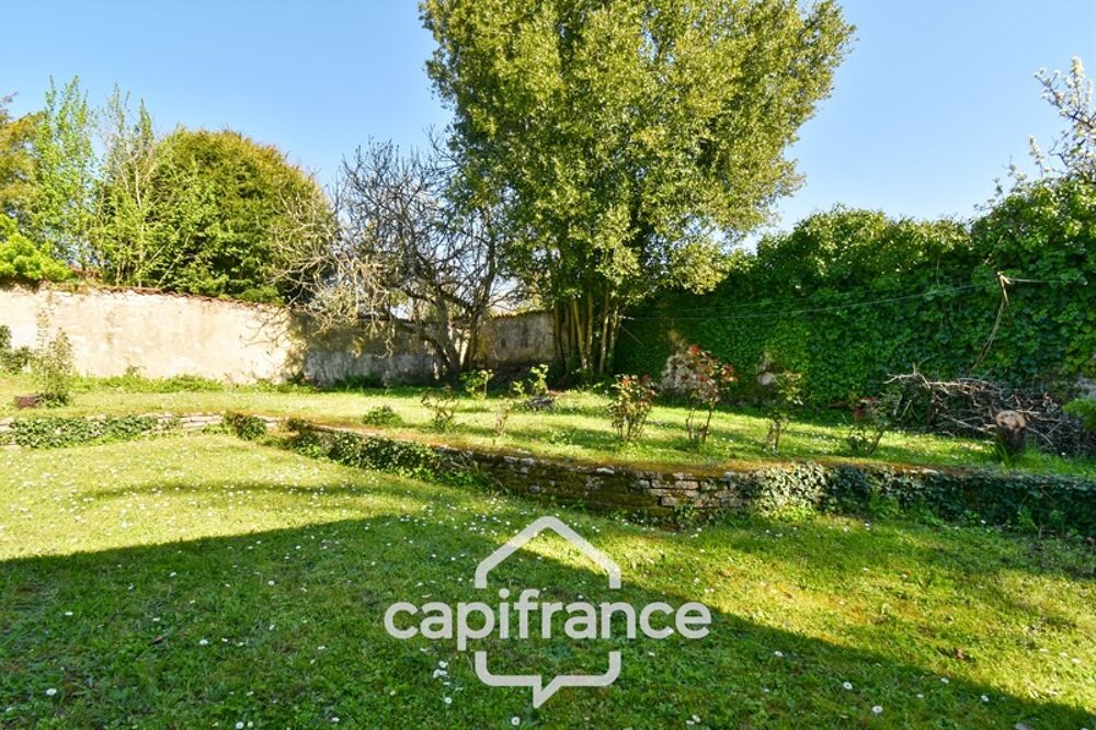 Maison PLAIN PIED à vendre 6 pièces SAINT JEAN D'ANGELY (17) avec jardin clos et garage