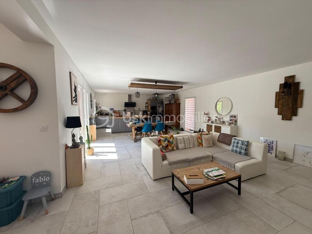 À Rocbaron (83136), superbe villa de plain-pied entièrement rénovée avec 3 chambres et grand terrain