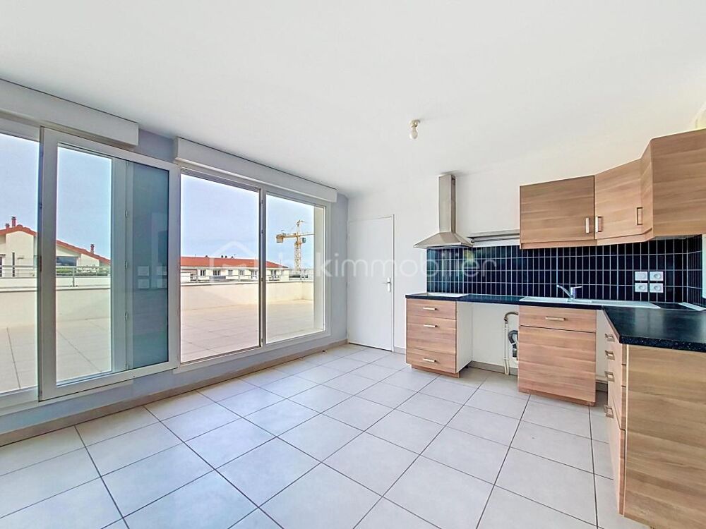 Duplex 4 pièces en dernier étage avec grande terrasse, récent avec garage double  Vénissieux proche Parc de Parilly