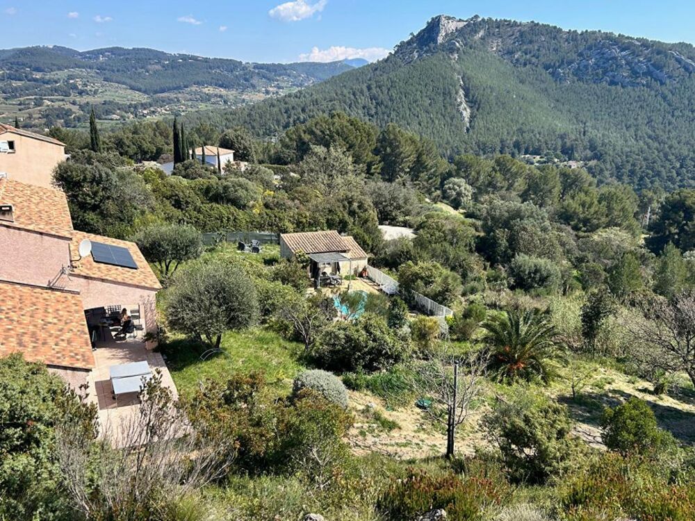 Vente Villa VILLA D'EXCEPTION ,VUE PANORAMIQUE ,CALME ABSOLU , 6 CHAMBRES ,PISCINE , 5 000 m² DE TERRAIN Bandol