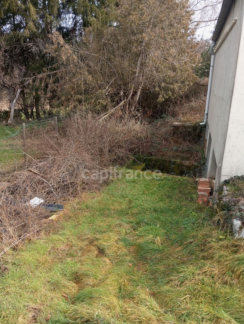   Proche de NOIRETABLE  (42) Local commercial/bureau de 50 M2 avec grand parking clos Vetre sur anzon