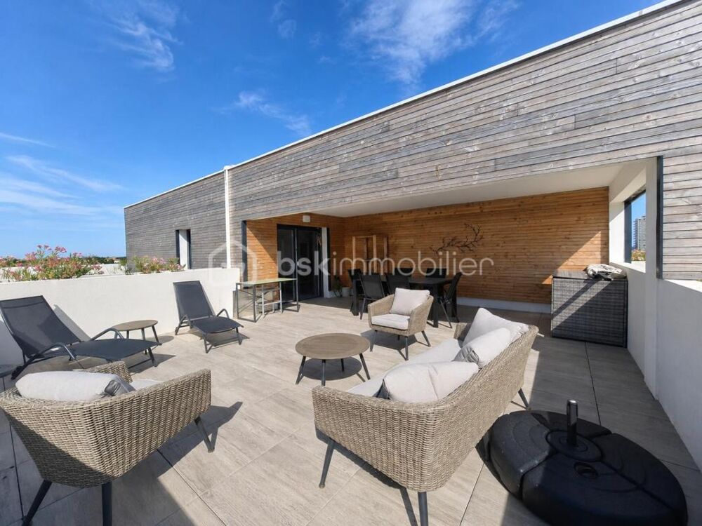 DERNIER ÉTAGE  DUPLEX 113 m²  TERRASSE 43 m² SANS VIS-À-VIS  VUE MER & CANIGOU  PISCINE  500 M DE LA PLAGE