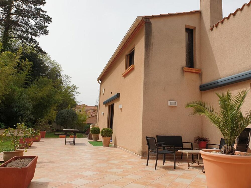 Un ensemble regroupant une maison d'architecte indépendante avec grand garage, local professionnel et un locatif à Amélie les B