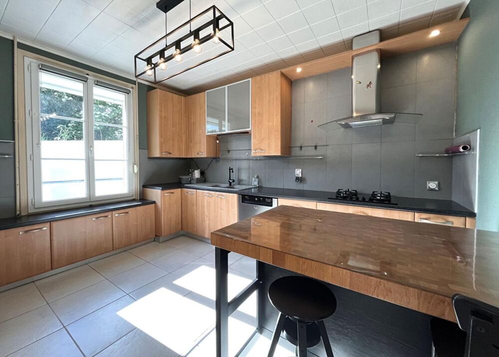Vente Maison Maison 7 pièce(s) 128 m²  HYPER-CENTRE de NOYON  - 5 chambres et Garage Noyon