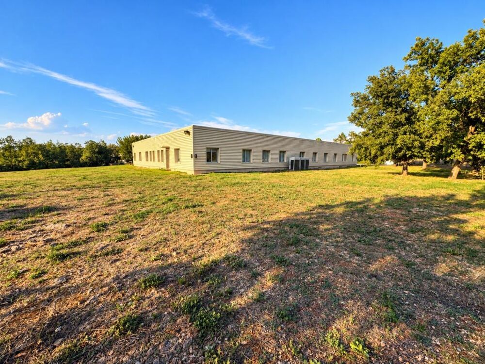   À VENDRE – BUREAUX 800 M² SUR 8 000 M² DE TERRAIN – VISIBILITÉ RN7 – BRIGNOLES (83) Brignoles