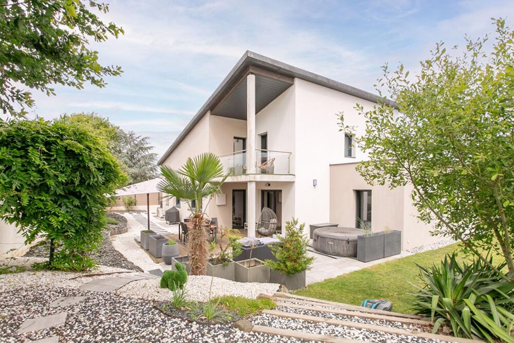 Maison Mouzillon 6 P . 4 Chs . Bureau . 138.77 M² . T 681 M² . Garage . Terrasse . Balcon