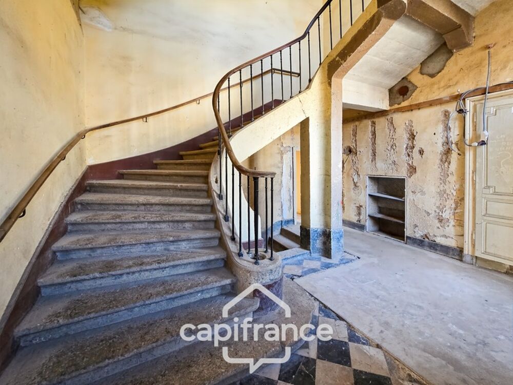 LORMES (Morvan)  Ancien hôtel particulier du XVIII? siècle  780 m² de caractère à restaurer