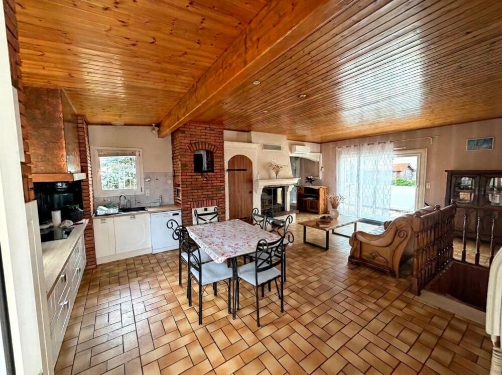 Vente Maison LUCON (85400) - CENTRE IMMEDIAT - MAISON FAMILIALE 3/4 CHAMBRES AVEC PISCINE ET SPACIEUSES DEPENDANCES Lucon