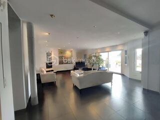  Maison à vendre 15 + pièces 402 m²
