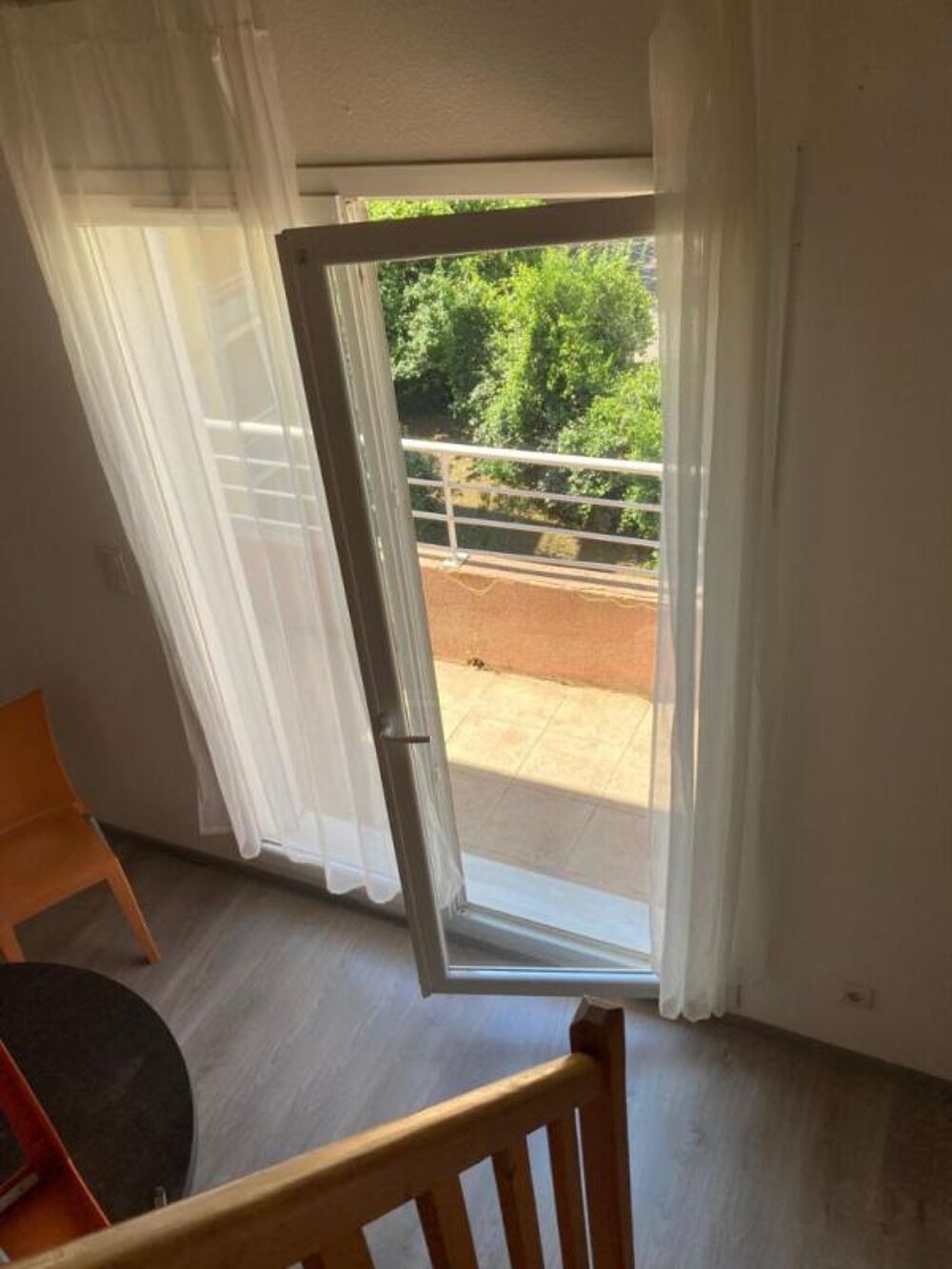 b - 1 appartement de type T3 duplex au dernier étage dans un immeuble à CORTE