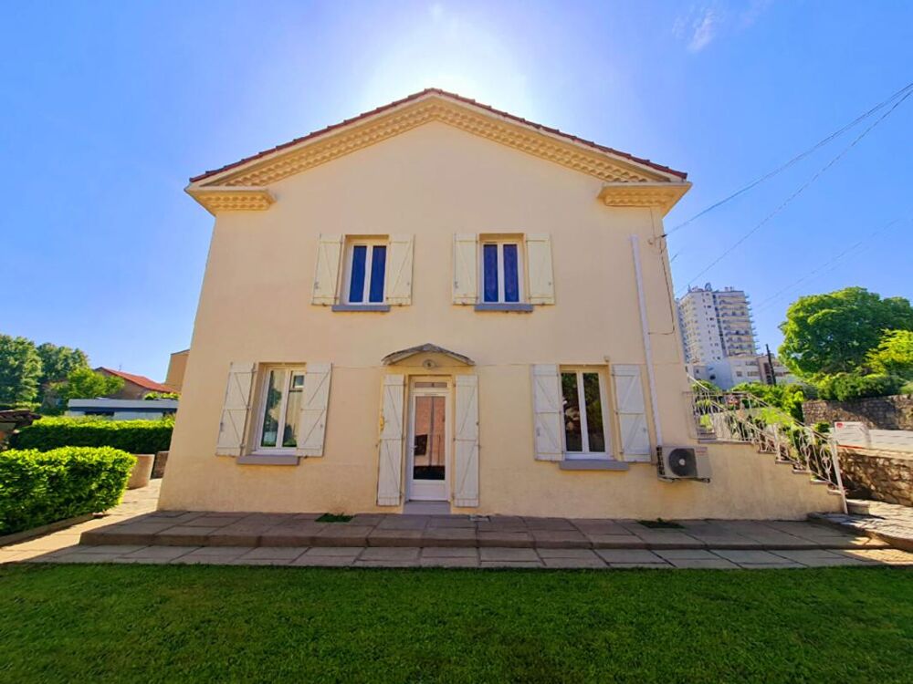 EXCLUSIVITE - Maison de ville proche commerces et écoles - 750 M² de terrain