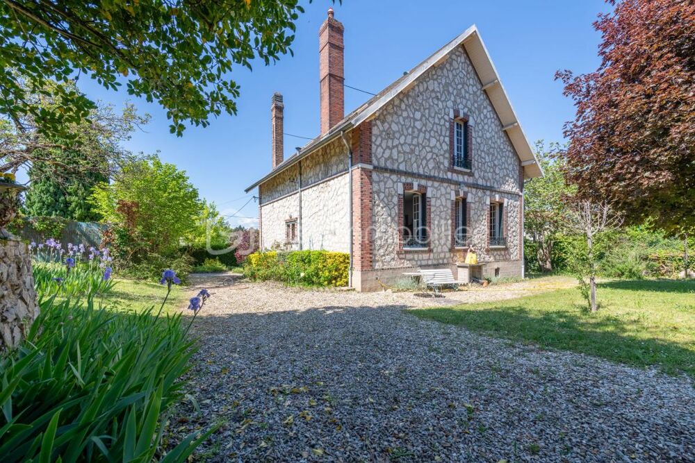 Magnifique maison bourgeoise du 19ème siècle composée de ses 5 chambres et son terrain arboré !