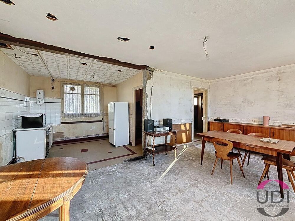 Desertines  Maison de 98 m² à rénover avec jardin, garage et cave