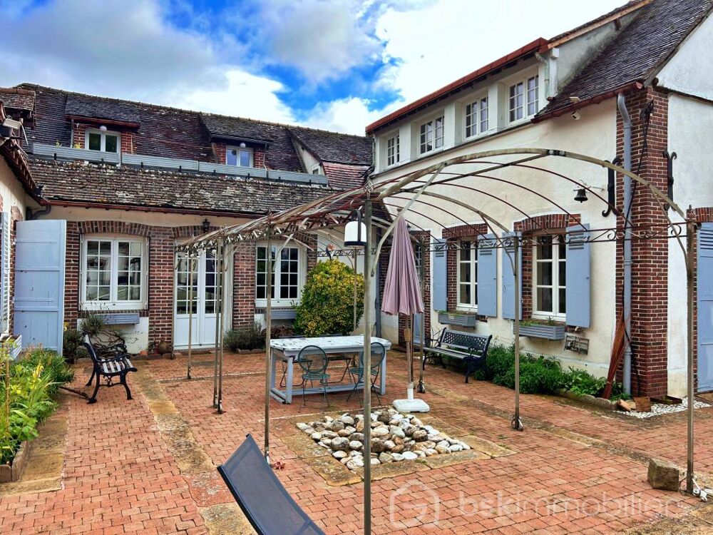 Magnifique propriété de charme du milieu XIXème, offrant 3 maisons pour une surface habitable de 487m2 au total