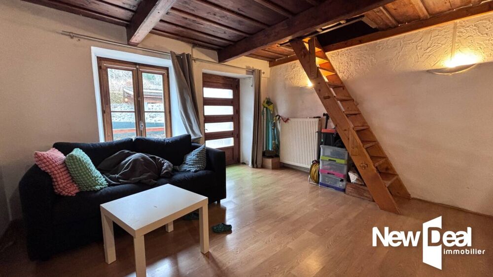 GRAND APPARTEMENT DANS MAISON DE PAYS avec travaux à réaliser - 4 pièces - 3 CHAMBRES - TERRASSE- 2 places de parking Extérieur