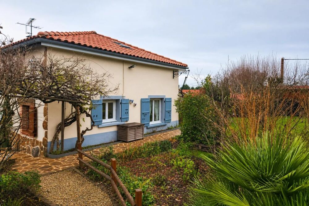 Maison rénovée avec jardin paisible à Oradour-Fanais