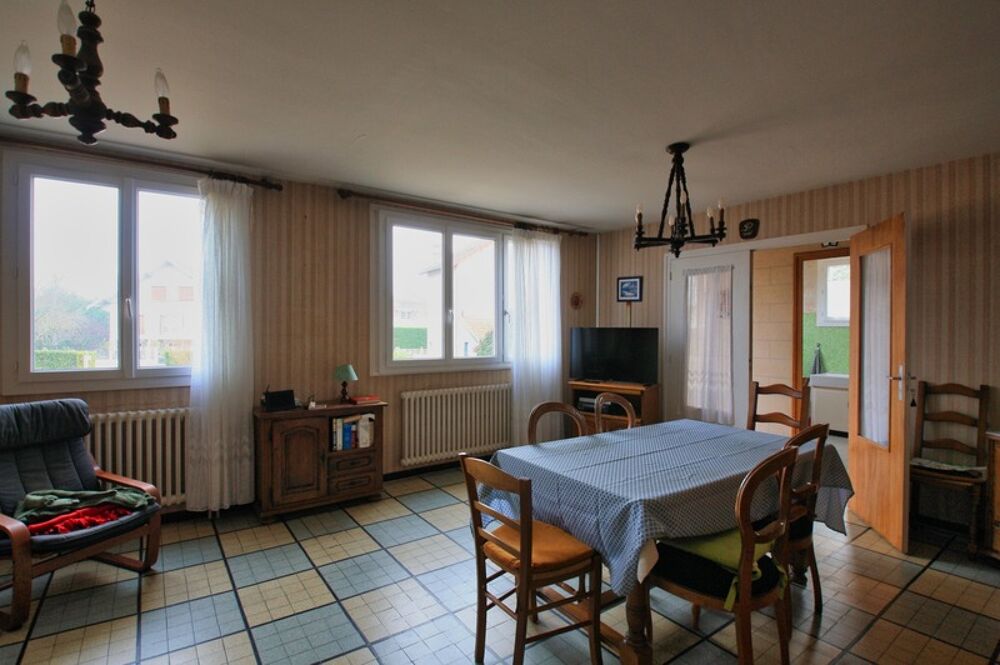 Maison 4 chambres, à proximité des commodités, élevée sur sous-sol