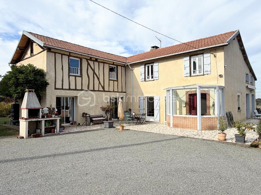 Vente Propriété/Château Maison de campagne implantée sur un terrain de 6000 mètres avec piscine, garage et poulailler et un appartement T3 Laas