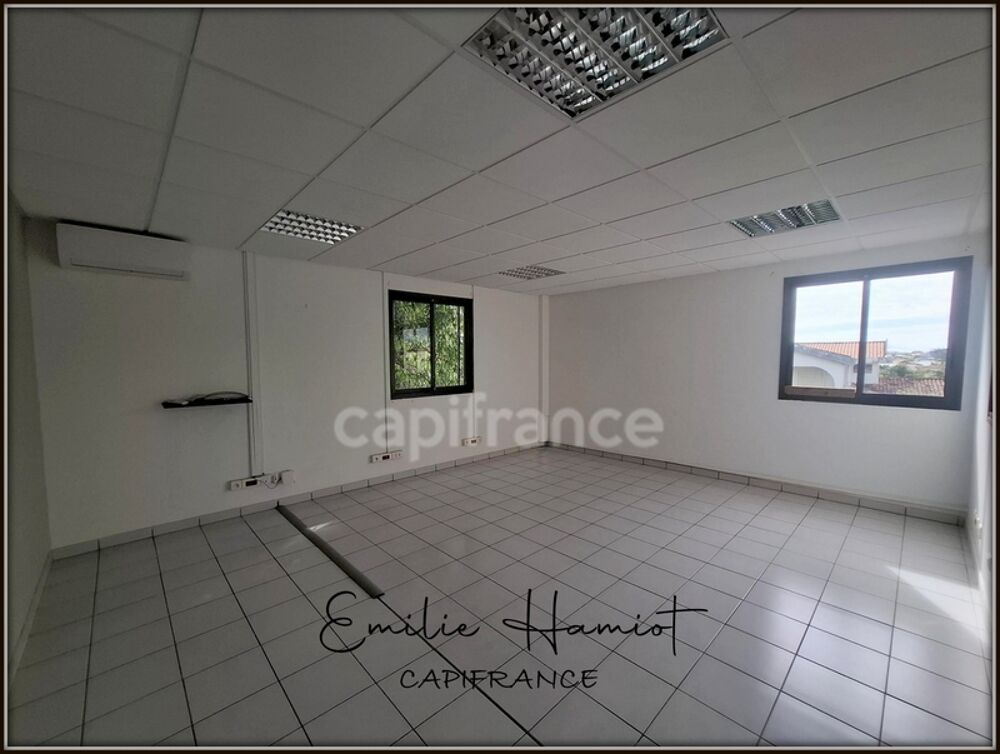   À Louer - Local professionnel 116m² - Lamentin - Place d'Armes Le lamentin