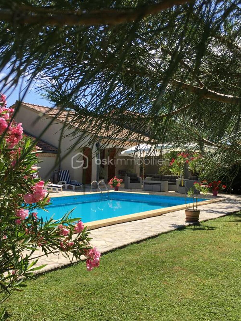 Maison avec parc de 3000 m2 arboré et clôturé