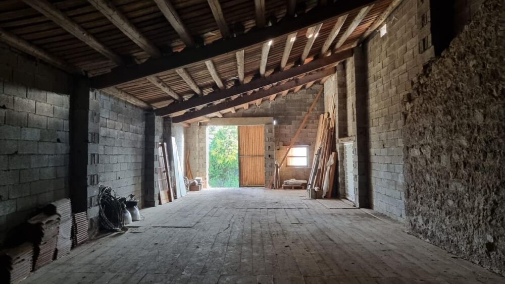 Saint Romain Lachalm 43620 Ecurie-Grange environ 250m² de bâti sur environ 250m² de terrain