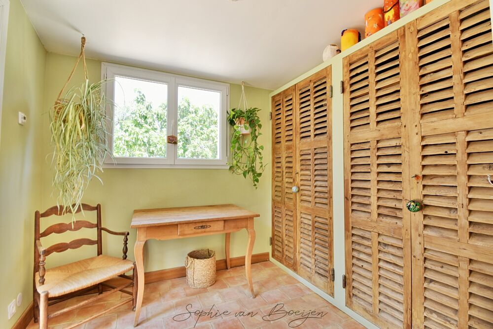 Maison à vendre 10 pièces EGUILLES (13), maison avec dépendances de 215 m², sur 3 230 m² avec piscine