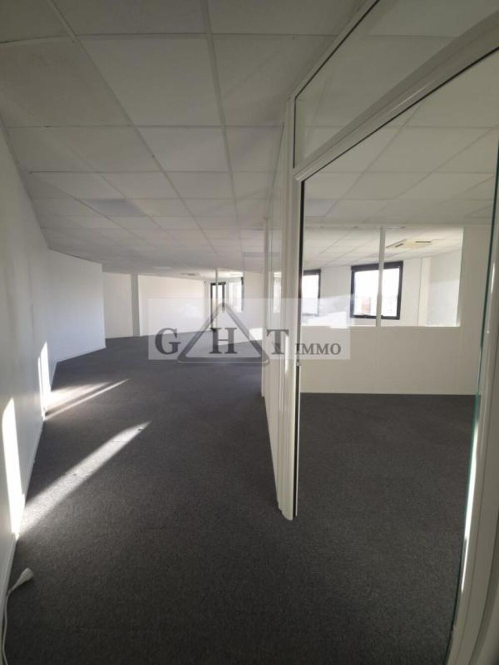   Bureau de 86 m² avec terrasse privative Massy