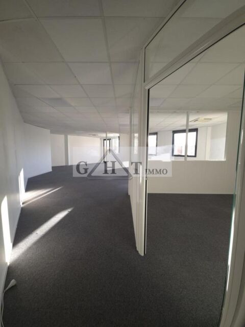   Bureau de 86 m² avec terrasse privative 