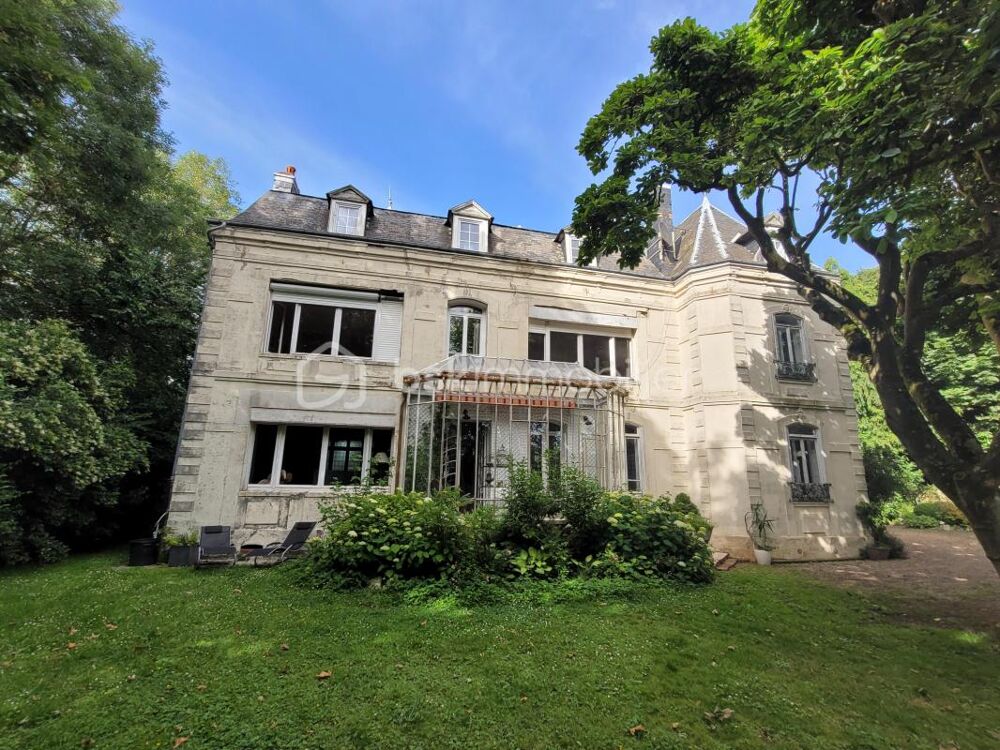 Manoir 19ème avec ancienne maison de gardien, grand garage, parc paysager