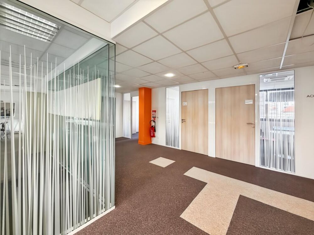  Bureaux très fonctionnels et situés à proximité du RER 