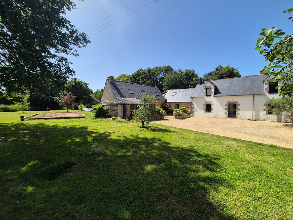 TREMEOC (29)  Corps de ferme rénové de 225 m² au sol avec piscine, studio indépendant, penty et jardin arboré