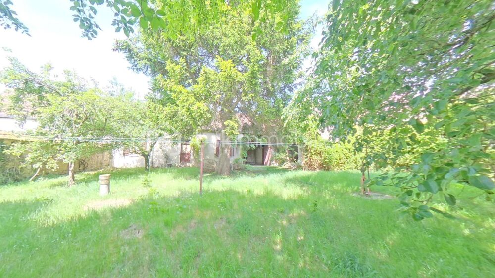 Maison de campagne de plain pied avec un charmant jardin