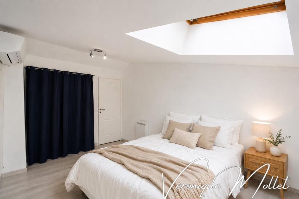 AU COEUR DE SAINT ANDRE DE CUBZAC  Maison de ville, 2 chambres, 2 WC, buanderie, climatisation, tout à pieds !